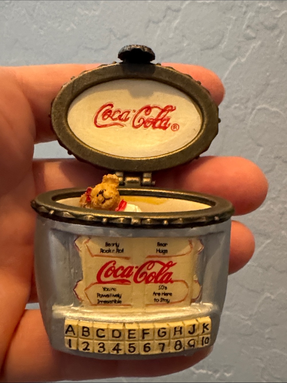 Vintage Coca Cola Jukebox with Small Bear with Coke Inside - Picture 10 of 12